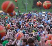Lietuvos krep&scaron;inio sirgaliai siekė pasaulio kamuolio mu&scaron;inėjimo rekordo.