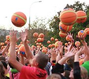 Lietuvos krep&scaron;inio sirgaliai siekė pasaulio kamuolio mu&scaron;inėjimo rekordo.