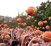 Lietuvos krep&scaron;inio sirgaliai siekė pasaulio kamuolio mu&scaron;inėjimo rekordo.