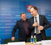  Aurelijus Veryga ir medikų profesinės sąjungos pasira&scaron;ė susitarimą, kuriuo įsipareigoja kartu siekti tolygaus sveikatos priežiūros specialistų darbo užmokesčio didinimo.