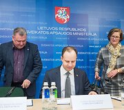  Aurelijus Veryga ir medikų profesinės sąjungos pasira&scaron;ė susitarimą, kuriuo įsipareigoja kartu siekti tolygaus sveikatos priežiūros specialistų darbo užmokesčio didinimo.