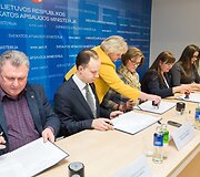  Aurelijus Veryga ir medikų profesinės sąjungos pasira&scaron;ė susitarimą, kuriuo įsipareigoja kartu siekti tolygaus sveikatos priežiūros specialistų darbo užmokesčio didinimo.