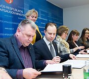  Aurelijus Veryga ir medikų profesinės sąjungos pasira&scaron;ė susitarimą, kuriuo įsipareigoja kartu siekti tolygaus sveikatos priežiūros specialistų darbo užmokesčio didinimo.