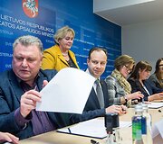  Aurelijus Veryga ir medikų profesinės sąjungos pasira&scaron;ė susitarimą, kuriuo įsipareigoja kartu siekti tolygaus sveikatos priežiūros specialistų darbo užmokesčio didinimo.