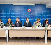  Aurelijus Veryga ir medikų profesinės sąjungos pasira&scaron;ė susitarimą, kuriuo įsipareigoja kartu siekti tolygaus sveikatos priežiūros specialistų darbo užmokesčio didinimo.