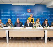  Aurelijus Veryga ir medikų profesinės sąjungos pasira&scaron;ė susitarimą, kuriuo įsipareigoja kartu siekti tolygaus sveikatos priežiūros specialistų darbo užmokesčio didinimo.