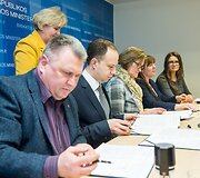  Aurelijus Veryga ir medikų profesinės sąjungos pasira&scaron;ė susitarimą, kuriuo įsipareigoja kartu siekti tolygaus sveikatos priežiūros specialistų darbo užmokesčio didinimo.