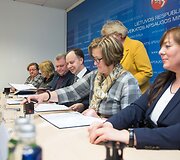  Aurelijus Veryga ir medikų profesinės sąjungos pasira&scaron;ė susitarimą, kuriuo įsipareigoja kartu siekti tolygaus sveikatos priežiūros specialistų darbo užmokesčio didinimo.
