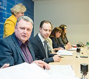  Aurelijus Veryga ir medikų profesinės sąjungos pasira&scaron;ė susitarimą, kuriuo įsipareigoja kartu siekti tolygaus sveikatos priežiūros specialistų darbo užmokesčio didinimo.