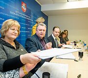  Aurelijus Veryga ir medikų profesinės sąjungos pasira&scaron;ė susitarimą, kuriuo įsipareigoja kartu siekti tolygaus sveikatos priežiūros specialistų darbo užmokesčio didinimo.
