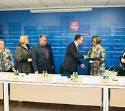  Aurelijus Veryga ir medikų profesinės sąjungos pasira&scaron;ė susitarimą, kuriuo įsipareigoja kartu siekti tolygaus sveikatos priežiūros specialistų darbo užmokesčio didinimo.