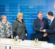  Aurelijus Veryga ir medikų profesinės sąjungos pasira&scaron;ė susitarimą, kuriuo įsipareigoja kartu siekti tolygaus sveikatos priežiūros specialistų darbo užmokesčio didinimo.