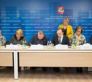  Aurelijus Veryga ir medikų profesinės sąjungos pasira&scaron;ė susitarimą, kuriuo įsipareigoja kartu siekti tolygaus sveikatos priežiūros specialistų darbo užmokesčio didinimo.