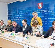  Aurelijus Veryga ir medikų profesinės sąjungos pasira&scaron;ė susitarimą, kuriuo įsipareigoja kartu siekti tolygaus sveikatos priežiūros specialistų darbo užmokesčio didinimo.