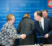  Aurelijus Veryga ir medikų profesinės sąjungos pasira&scaron;ė susitarimą, kuriuo įsipareigoja kartu siekti tolygaus sveikatos priežiūros specialistų darbo užmokesčio didinimo.