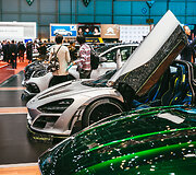 Modifikuotų automobilių gamintojai parodė, kur gali i&scaron;laidauti norintys i&scaron;siskirti i&scaron; minios