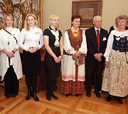 Žinomi žmonės ir miestiečiai labdaringoje mugėje užsikrėtė kalėdine dvasia.