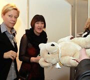 Žinomi žmonės ir miestiečiai labdaringoje mugėje užsikrėtė kalėdine dvasia.