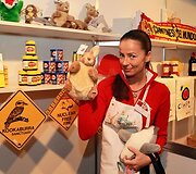 Žinomi žmonės ir miestiečiai labdaringoje mugėje užsikrėtė kalėdine dvasia.