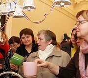 Žinomi žmonės ir miestiečiai labdaringoje mugėje užsikrėtė kalėdine dvasia.