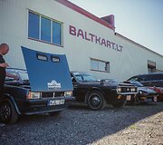 Istorinių automobilių vairuotojai varžėsi kartodrome.