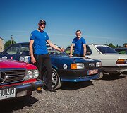 Istorinių automobilių vairuotojai varžėsi kartodrome.