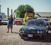 Istorinių automobilių vairuotojai varžėsi kartodrome.