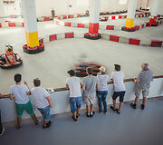 Istorinių automobilių vairuotojai varžėsi kartodrome.