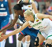 D.Staugaitienė kovoja dėl kamuolio