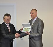 LTOK prezidentas A.Poviliūnas įteikia LTOK &bdquo;Olimpinius žiedus&ldquo;