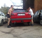 Susilažino ir pabandė pakelti automobilį. I&scaron; kairės Artūras, i&scaron; de&scaron;nės Andrius