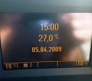 Saulėkaitoje stovinčių automobilių salonai prikaito bemaž iki 30 laipsnių