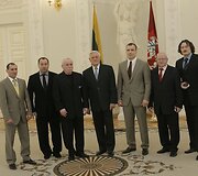 Prezidentas Valdas Adamkus su sportininkais ir jų treneriais.