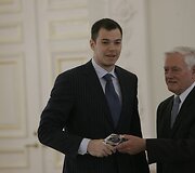 Prezidentas Valdas Adamkus sveikina &bdquo;Lietuvos ryto&ldquo; kapitoną Steponą Babrauską.