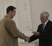 Prezidentas Valdas Adamkus sveikina &bdquo;Lietuvos ryto&ldquo; lyderį Chucką Eidsoną.