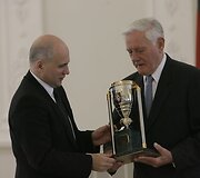 Prezidentas Valdas Adamkus sveikina &bdquo;Lietuvos ryto&ldquo; savininką Gedvydą Vainauską.