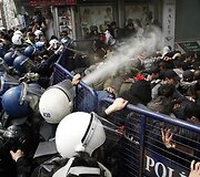 Stambule policija vaiko mitingo dalyvius.