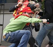 Mitingo dalyviai svaidė į policiją akmenis.