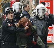 Stambule policija vaiko mitingo dalyvius.