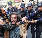 Stambule policija vaiko mitingo dalyvius.