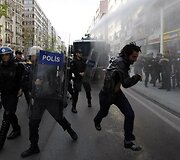 Stambule policija vaiko mitingo dalyvius.
