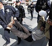 Stambule policija vaiko mitingo dalyvius.