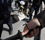 Stambule policija vaiko mitingo dalyvius.
