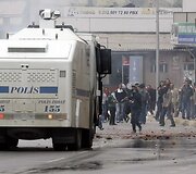 Policijos pajėgas mitinguotojai pasitiko akmenimis.