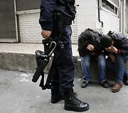Sulaikyti mitingo dalyviai.