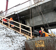 Pasak &bdquo;Kauno tiltų&ldquo; vadovo, tilto remonto darbai turėtų būti baigti iki gegužės 30 dienos. (2009-01-26)