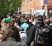 Jaunuoliai dalyvauja bendrose pamaldose, teminiuose užsiėmimuose, rengiamos ekskursijos po miestą.