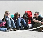 Jaunuoliai dalyvauja bendrose pamaldose, teminiuose užsiėmimuose, rengiamos ekskursijos po miestą.