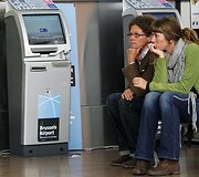 Žmonės laukia Briuselio oro uoste
