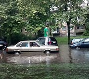 Patvinusioje Minties gatvėje užgeso &bdquo;Audi&ldquo; automobilis, ant variklio dangčio i&scaron;sirop&scaron;tęs vairuotojas laukė pagalbos.